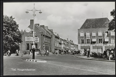 H 4.23 Twee monumentale herenhuizen links en rechts van de Hoogeindsestraat, Op de voorgrond de vernieuwde lantaarn met ...