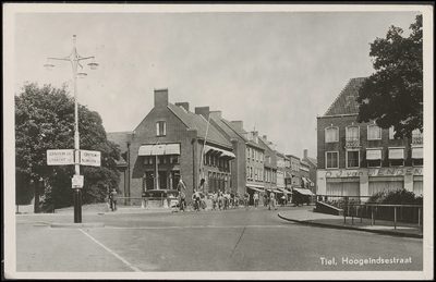 H 4.25 Twee monumentale herenhuizen links en rechts van de Hoogeindsestraat, Op de voorgrond de vernieuwde lantaarn met ...