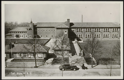 H 11.6 Schoolgebouw (later Regionale Scholengemeenschap Lingecollege te Tiel) vanaf de Heiligestraat gezien met de ...