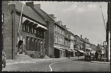 H 14.4 Hoogeindsestraat vanaf de Burense poort gezien. Straat was niet autovrij. Links de Nederlandse Handel ...