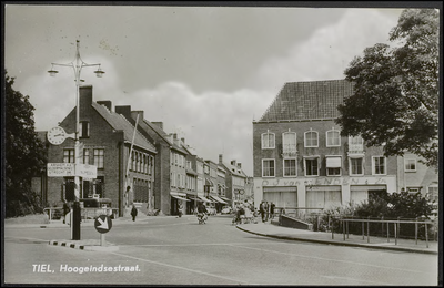 H 14.14 Dit is de ingang van de Hoogeindsestraat vanaf Burgemeester Hasselmanplein gezien.
