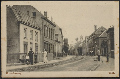 H 17.2 Hoveniersweg Tiel, richting Binnenhoek. Op de achtergrond de kap van de Watertoren. Links tweede huis gebouwd in 1906.