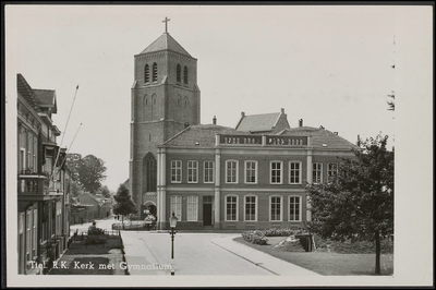 K1.3 Vooraanzicht van het Gymnasium. en de toren van de St. Dominicuskerk. In het plantsoen de ingang van de ...