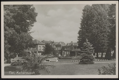 K 2.9 Een deel van het plantsoen met in het midden de fontein, op de achtergrond de huizen van Kalverbos. Kaart ...