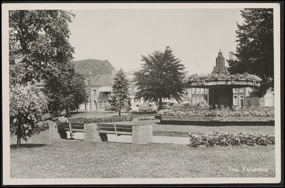 K 2.18 Een deel van het plantsoen met in het midden de fontein, op de achtergrond de huizen van Kalverbos.