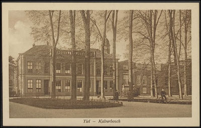 K 3.2 De voorgevel van het Gymnasium, met op de achtergrond de houten toren van de oude R.K. Kerk.Kaart verzonden door ...