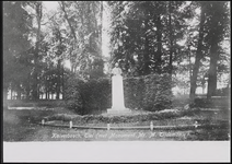 K 4.2 Reproductie Monument M. Tydeman Jr., op console staat in het plantsoen Kalverbos in Tiel.