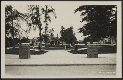 K 4.4 De ingang van het plantsoen Kalverbosch te Tiel in de straatKalverbosch met de fontein.