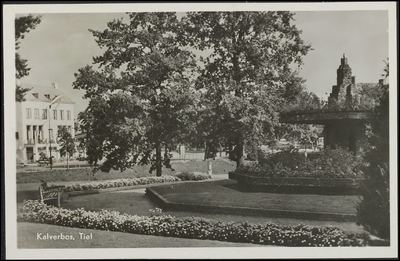 K 4.6 De fontein van het plantsoen Kalverbos. Links het Hotel Telkamp aan de Veemarkt.