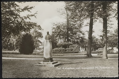 K 4.10 Het Monument M. Tydeman Jr., op console in het plantsoen Kalverbos in Tiel. Op de achtergrond de fontein en een ...
