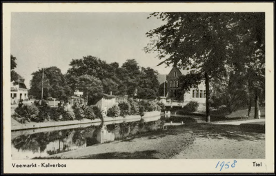 K 5.6 Links het hotel restaurant Telkamp. In het midden de achterkant van de bus hokjes met het wegen verkeersbord. ...