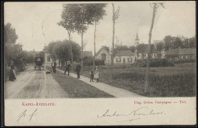 K 6.5 Kapel - Avezaath Tiel: vermoedelijk de Kromme Steeg, weg met bomen en rechts de kerk en een koets in de straat. ...