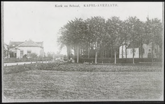 K 6.12 Kapel - Avezaath Tiel: Op de hoek Kapelstraat en de Kromme Steeg. Rechts de kerk en links de openbare lagere school