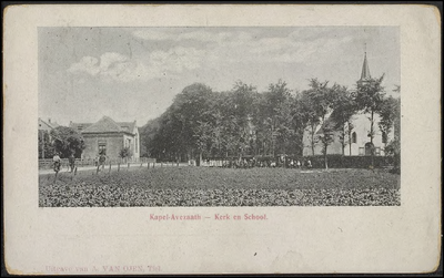 K 6.13 Kapel - Avezaath Tiel: op de hoek Kapelstraat en de Kromme Steeg, Rechts de kerk en links de openbare lagere school