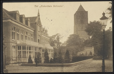 K 9.6 Achtergevel en tuin, met hek, van Bethesda ziekenhuis.Rechts de toren van Sint Maartenskerk.Kaart verzonden door ...