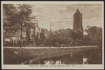 K 9.13 Achtergevel en tuin, met hek, van Bethesda ziekenhuis.Rechts de toren van Sint Maartenskerk.Met het bord Ingang ...