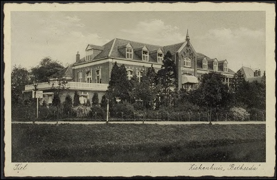 K 10.9 Kastanjelaantje Bethesda Ziekenhuis Tiel: Achtergevel en tuin, met hek, van Bethesda ziekenhuis, met links een ...