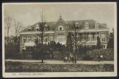 K 10.15 Achtergevel en tuin, met hek, van Bethesda ziekenhuis.Kaart verzonden door Mien uit Tiel naar N.de Booij in Den Haag.