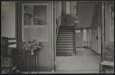 K 10.17 Foto van het trappenhuis en meubilair van Bethesda Ziekenhuis.Fotograaf I.J. Ibelings werkte in Tiel tussen ...