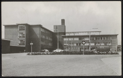 K 12.9 Hoofdgebouw met hoofdingang. Thans onderdeel van het Streekziekenhuis Rivierenland.Kaart verzonden door D.G. ...