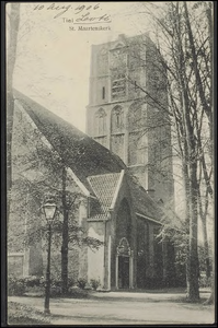 K 15.1 Op de voorgrond de hoofdingang met verlichting en op de achtergrond de toren.Kaart verzonden door Louti uit Tiel ...