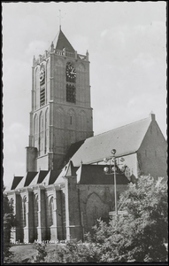 K 15.22 De Sint Maartenskerk met toren van de Wethouderskade gezien.