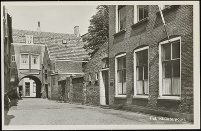 K 22.2 Kloosterstraat Tiel. met rechts de voormalige Openbare Bibliotheek