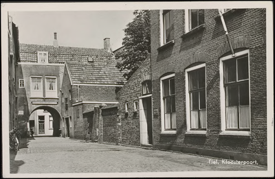 K 22.3 Kloosterstraat Tiel met rechts de voormalige Openbare Bibliotheek