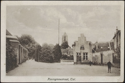 K 23.11 Links de muur van de gevangenis, in het midden het huisje van het Bleekveld en de toren van de Sint ...