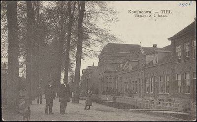 K 26.10 Konijnenwal Tiel. richting Noord, met bruggetjes voor het huis en rechts het Gustaaf Adolf gebouw. Kaart ...