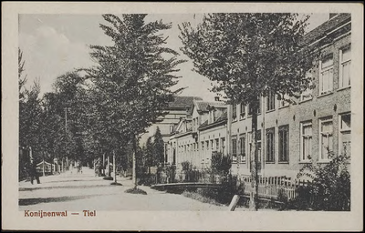 K 26.13 Konijnenwal Tiel. richting Noord, met bruggetjes voor het huis. Met rechts het Gustaaf Adolf gebouw.
