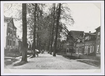 K 26.14 Konijnenwal Tiel. richting Noord, met bruggetjes voor het huis. Met rechts het Gustaaf Adolf gebouw.