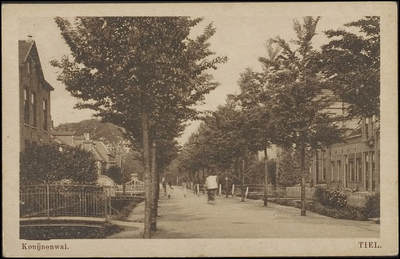 K 26.15 Konijnenwal Tiel. richting Noord, met bruggetjes voor het huis. Met rechts het Gustaaf Adolf gebouw. Kaart ...