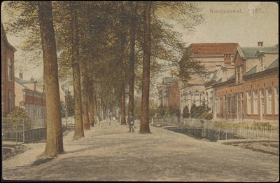 K 26.16 Konijnenwal Tiel. richting Noord, met bruggetjes voor het huis. Met rechts het Gustaaf Adolf gebouw