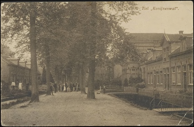 K 26.21 Konijnenwal Tiel, richting Noord met bruggetjes voor het huis. Met rechts het Gustaaf Adolf gebouw. Kaart ...