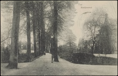 K 26.32 Konijnenwal Tiel. richting Noord. met bruggetjes voor het huis en een lantaarnpaal. Rechts Villa Walstede. ...