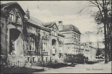 K 27.15 Straat met bruggetjes voor het huis. Met rechts het Gustaaf Adolf gebouw. Kaart verzonden door Marie uit Tiel ...