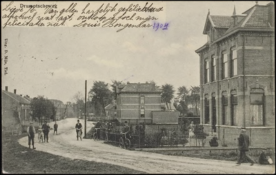 L 7.9 Onverharde weg aan beide kanten huizen. Kaart verzonden door Louis Bongenlaar uit Tiel naar J. de Bie in Amsterdam.