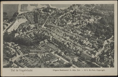 L 9.3 Luchtfoto van de gehele binnenstad. Kaart verzonden door Dirk uit Tiel naar C. Stroomberg in Apeldoorn.