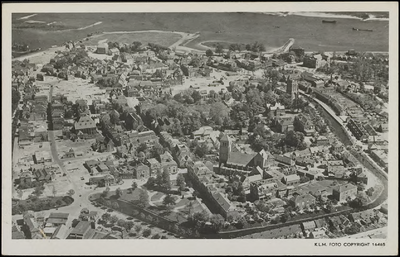 L 9.6 Luchtfoto van de binnenstad van Tiel na het puinruimen na de Tweede Wereldoorlog. Kaart verzonden door Ditts uit ...