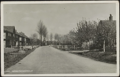 M 8.4 Zowel links als rechts zijn er bruggetjes voor de huizen.