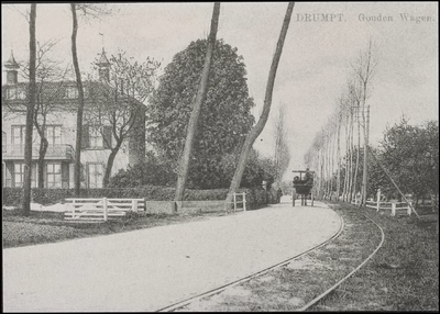 M 9.9 Reproductie van prentbriefkaart. Links het huis de Gouden Wagen, Rechts de rails van de stoomtram Tiel Buren ...