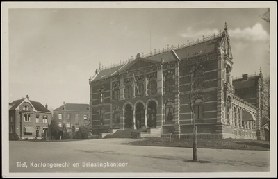 N 4.62 Vooraanzicht van gerechtsgebouw. Links het huis van de directeur Gasfabriek.