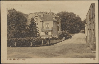 N 6.2 Links voor Gerechtsgebouw het huis van de directeur van de Gasfabriek. Rechts voor de muur van de ...