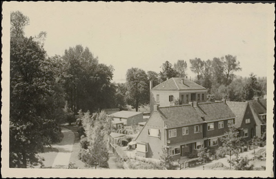 N 7.4 Foto genomen vanaf de fabriek N.V. Verwey en Spoorenberg aan de Nieuwe Tielsche Weg. De eengezinswoningen zijn ...