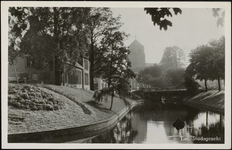 O 3.26 In het midden de stadsgracht met de brug tussen de Hoogeindsestraat en Hasselmanplein. De brug is de Burense ...