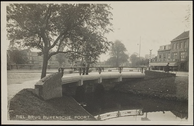 O 3.31 In het midden de stadsgracht met de brug tussen de Hoogeindsestraat en Hasselmanplein.De brug is de Burense ...