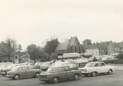 M 4 Het parkeerterrein op het Bleekveld (op de voorgrond) en aan de Sint-Agnietenstraat in de jaren zestig. Later werd ...