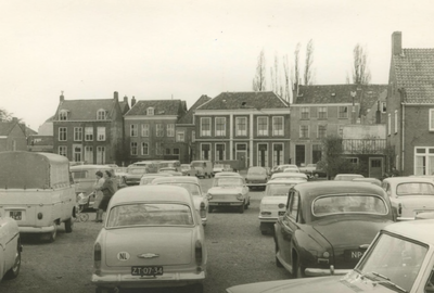 M 5 Vol parkeerterrein op het Bleekveld, (op de voorgrond) en aan de St.-Agnietenstraat, in de jaren zestig. Later werd ...