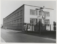 M 1002 Eén van de fabriekshallen van de metaalwarenfabriek Daalderop, gelegen aan de Binnenhoek